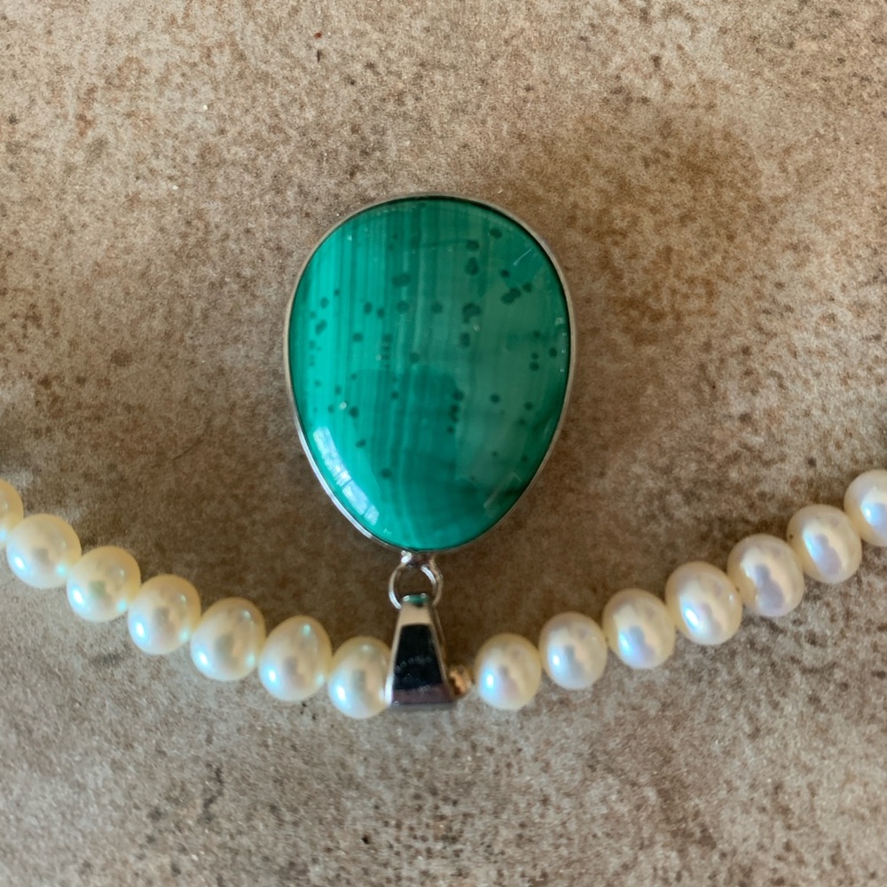 Ross Simons Malachite Pearl Sterling Necklace with tiny gold beads. - Picture 4 of 4